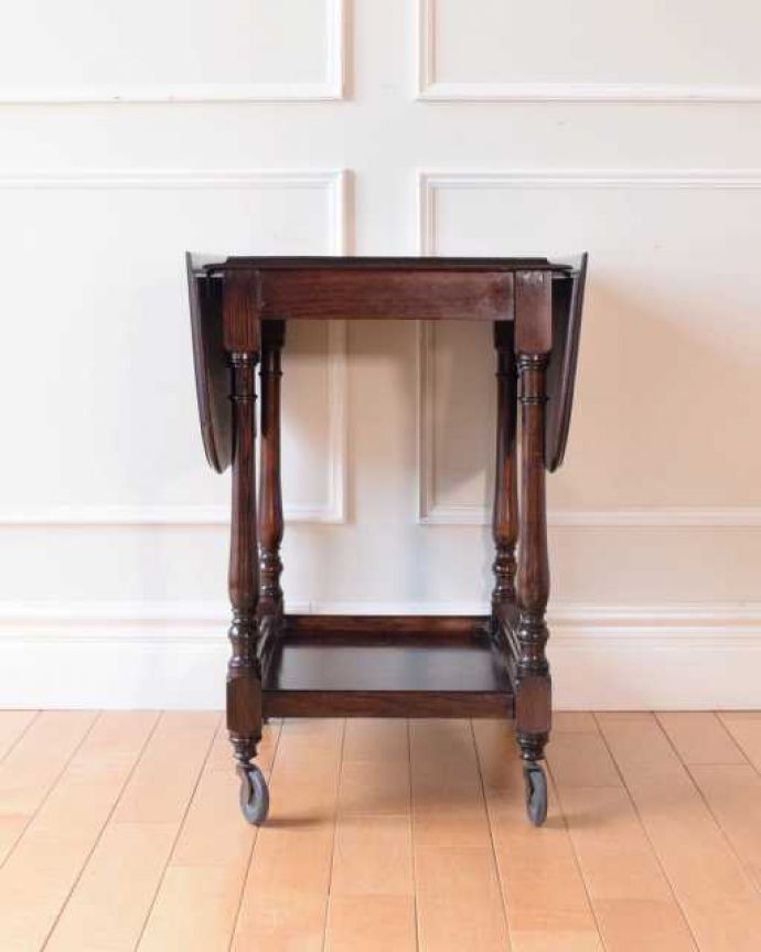 アンティークのワゴン・トローリー　アンティーク家具　英国のお洒落で便利なアンティーク家具、サイズが変わる伸張式のワゴン（トロリー） 。キッチンだけじゃもったいない！アンティークのワゴンはデザインもキレイなので、キッチン用として使うだけじゃなく、家具としていろいろ使えます。(q-1963-f)