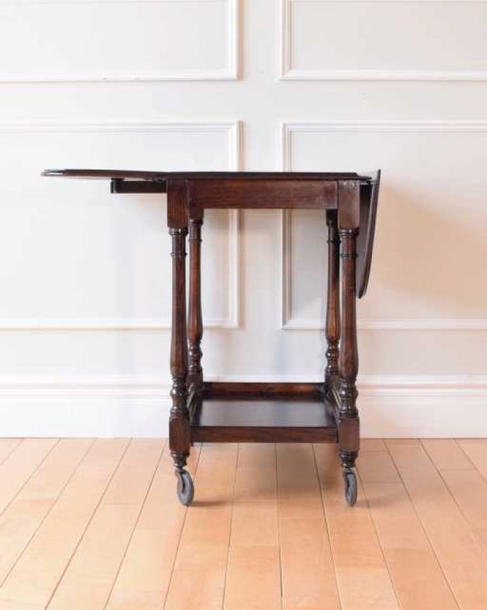 アンティークのワゴン・トローリー　アンティーク家具　英国のお洒落で便利なアンティーク家具、サイズが変わる伸張式のワゴン（トロリー） 。片方開いて･･･リーフを片方だけ開いて使うことも出来ます。(q-1963-f)
