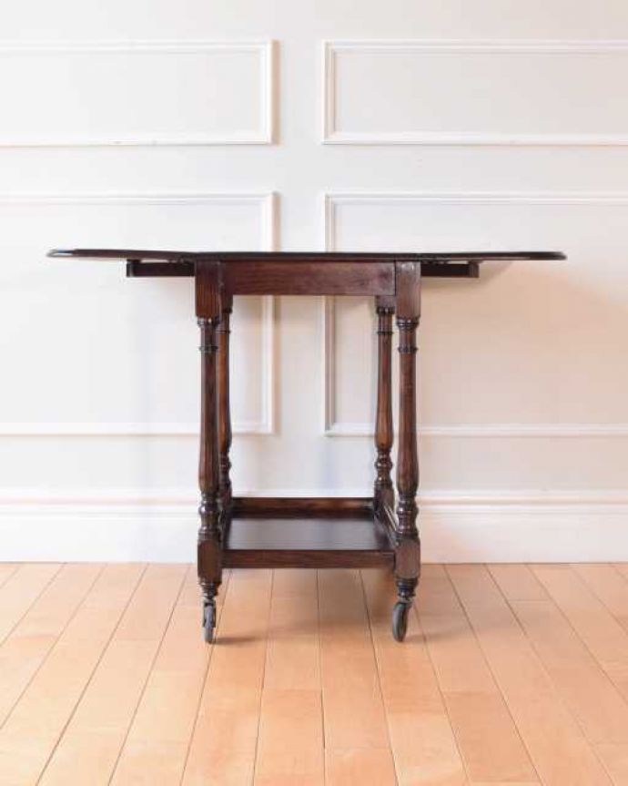 アンティークのワゴン・トローリー　アンティーク家具　英国のお洒落で便利なアンティーク家具、サイズが変わる伸張式のワゴン（トロリー） 。両方開くとリーフを両方開くと、大きなサイズに。(q-1963-f)