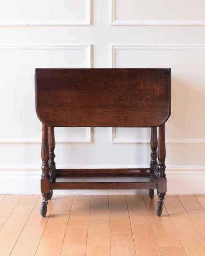 アンティークのワゴン・トローリー　アンティーク家具　英国のお洒落で便利なアンティーク家具、サイズが変わる伸張式のワゴン（トロリー） 。360度、どこから見てもキレイアンティークは新品ではないので、もちろん経年変化によるキズはありますが、専門の職人がキレイにお直しをしているので、どの角度から見てもキレイです。(q-1963-f)