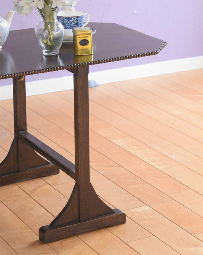 おしゃれなアンティークのテーブル