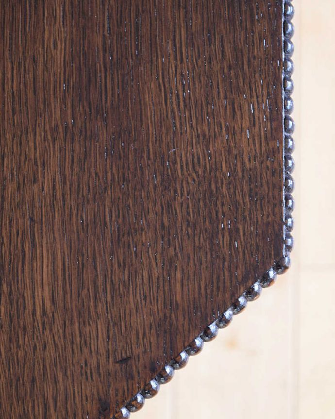 アンティークテーブルらしい木目