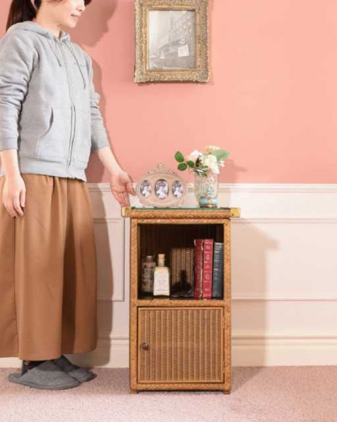 アンティーク｜ロイドルーム　アンティーク家具　気軽に使えるロイドルームのアンティーク、ベッドサイドキャビネット（ガラス天板）。実は紙で作られた丈夫なボックスパッと見た目は籐に見えるロイドルームボックス。(q-1965-f)