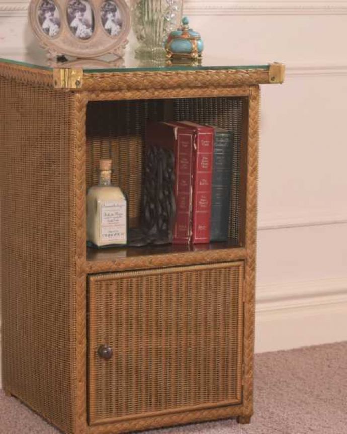 アンティーク｜ロイドルーム　アンティーク家具　気軽に使えるロイドルームのアンティーク、ベッドサイドキャビネット（ガラス天板）。お部屋の挿し色にロイドルームは色も特長的。(q-1965-f)