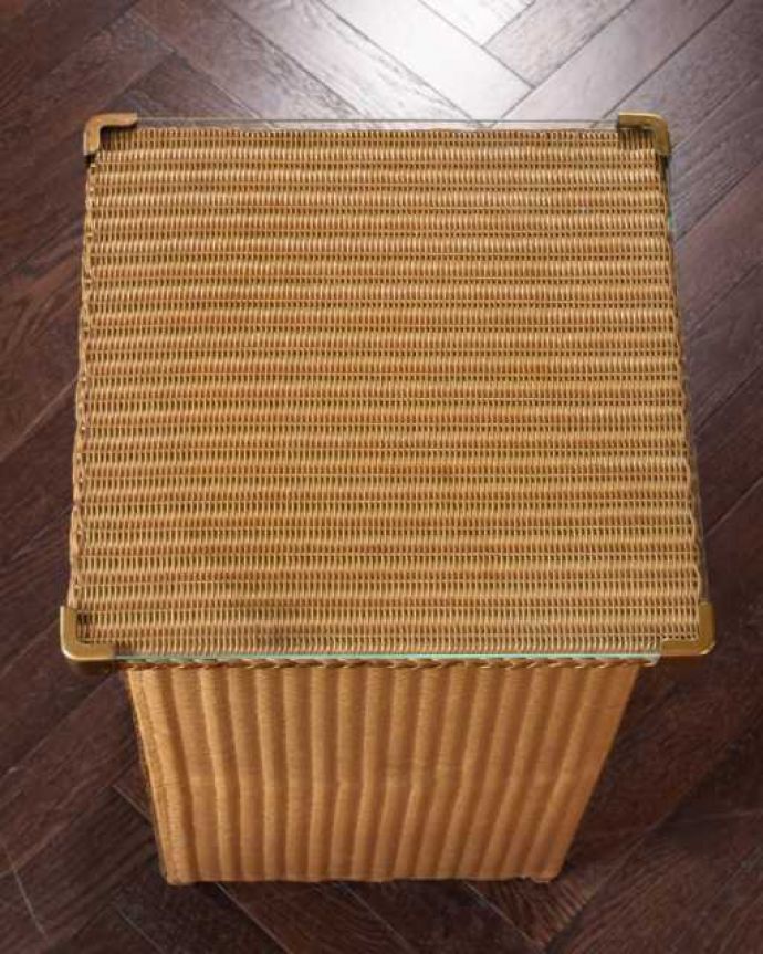 アンティーク｜ロイドルーム　アンティーク家具　気軽に使えるロイドルームのアンティーク、ベッドサイドキャビネット（ガラス天板）。天板も使えます天板にはガラスがはめ込んであるのでお手入れもラクラクです。(q-1965-f)