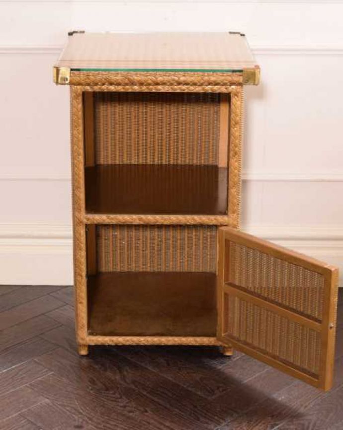 アンティーク｜ロイドルーム　アンティーク家具　気軽に使えるロイドルームのアンティーク、ベッドサイドキャビネット（ガラス天板）。扉を開けてみましょう中はこんな感じに仕上がっています。(q-1965-f)