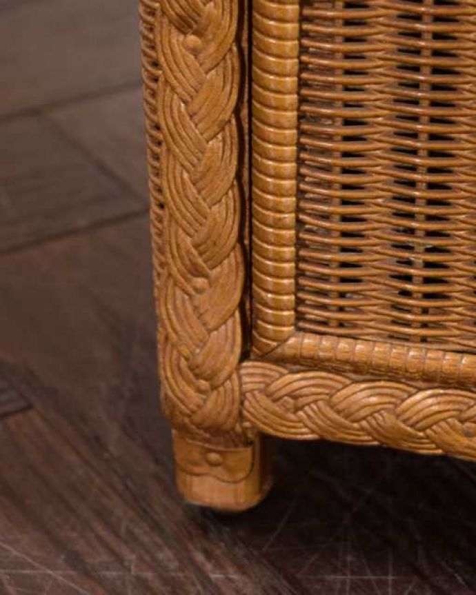 アンティーク｜ロイドルーム　アンティーク家具　気軽に使えるロイドルームのアンティーク、ベッドサイドキャビネット（ガラス天板）。持ち上げなくても移動ラクラクHandleのアンティーク家具の足の裏にはフェルトキーパーをお付けしているので床を滑らせて移動できます。(q-1965-f)