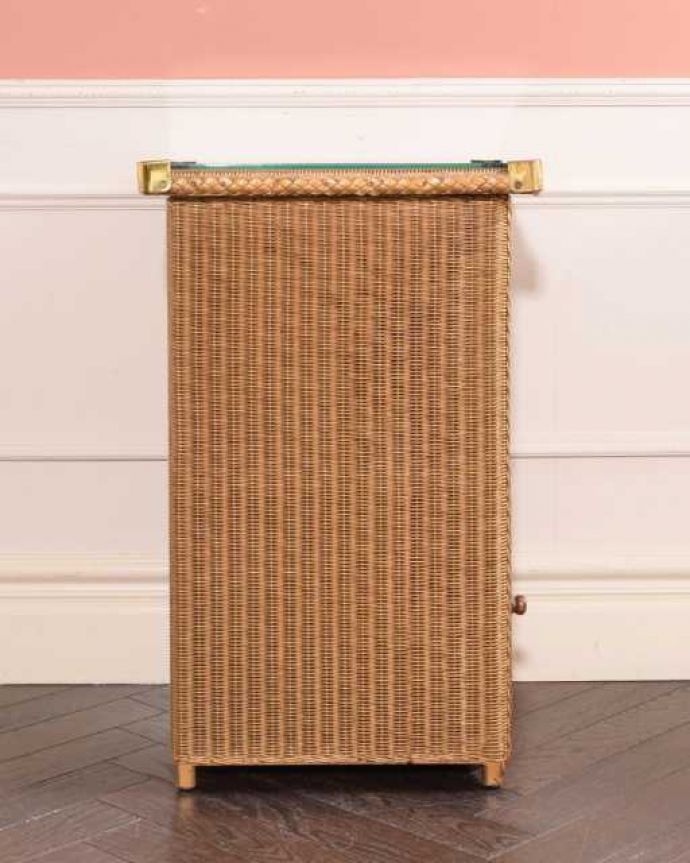 アンティーク｜ロイドルーム　アンティーク家具　気軽に使えるロイドルームのアンティーク、ベッドサイドキャビネット（ガラス天板）。横から見てもキレイですもちろん、横顔だってキレイ！どこから見ても絵になります。(q-1965-f)