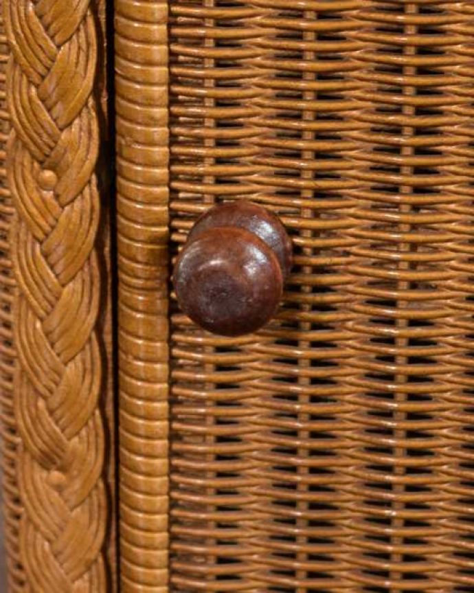 アンティーク｜ロイドルーム　アンティーク家具　気軽に使えるロイドルームのアンティーク、ベッドサイドキャビネット（ガラス天板）。開ける度にワクワク･･･小さくて可愛い取っ手が付いています。(q-1965-f)