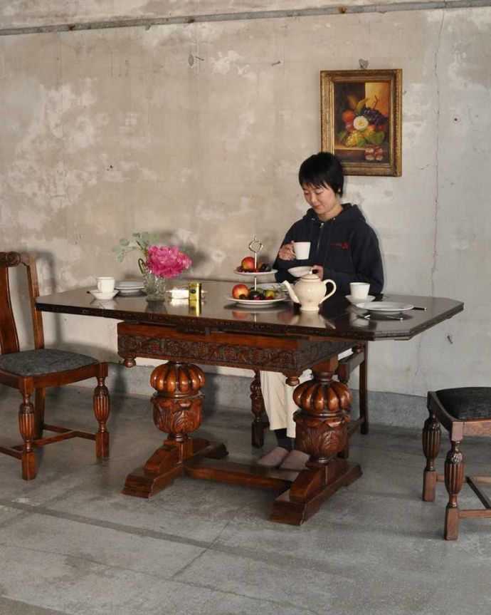 アンティークのテーブル アンティーク家具 驚くほど美しいバルボスレッグが美しい伸長式のアンティーク家具のドローリーフテーブル。3通りの大きさで使える便利なテーブル天板の下に隠れているリーフを引っ張り出せばあっという間に大きくなっちゃうドローリーフテーブル。(q-1966-f)