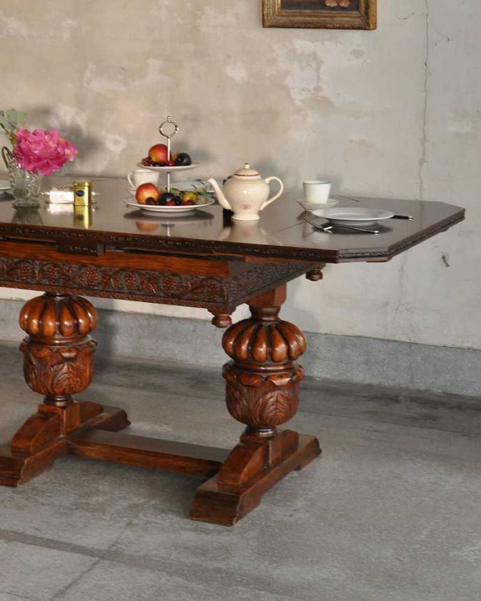 アンティークのテーブル アンティーク家具 驚くほど美しいバルボスレッグが美しい伸長式のアンティーク家具のドローリーフテーブル。やっぱり目が行く重厚なデザインの脚重厚な雰囲気のバルボスレッグと呼ばれる美しい脚が一番の特長。(q-1966-f)