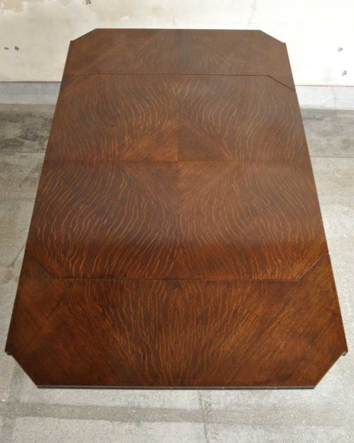 アンティークのテーブル アンティーク家具 驚くほど美しいバルボスレッグが美しい伸長式のアンティーク家具のドローリーフテーブル。やっぱりテーブルは天板が重要全部開いた状態で天板を上から見てみるとこんな感じです。(q-1966-f)