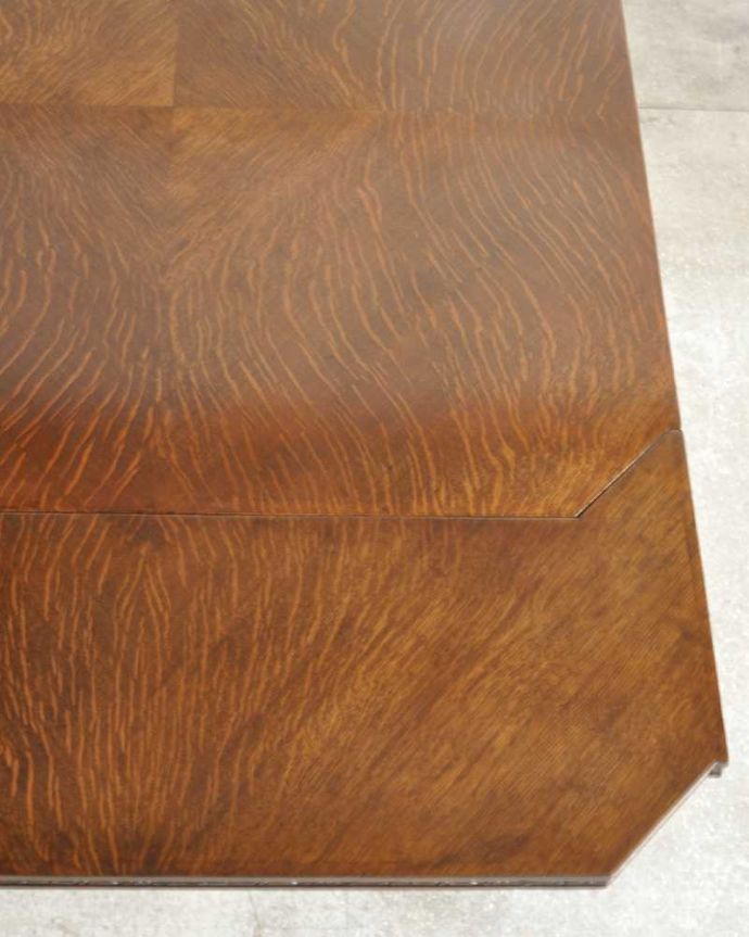 アンティークのテーブル アンティーク家具 驚くほど美しいバルボスレッグが美しい伸長式のアンティーク家具のドローリーフテーブル。近づいて見てみると、天板はこんな感じです。(q-1966-f)