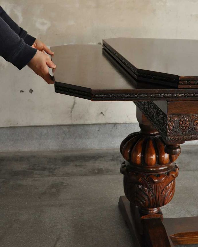 アンティークのテーブル アンティーク家具 驚くほど美しいバルボスレッグが美しい伸長式のアンティーク家具のドローリーフテーブル。誰でもカンタン!引っ張るだけでOK。(q-1966-f)