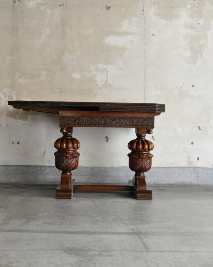 アンティークのテーブル アンティーク家具 驚くほど美しいバルボスレッグが美しい伸長式のアンティーク家具のドローリーフテーブル。片方だけ開いてもOK片方のリーフだけを開くとこんな感じ。(q-1966-f)