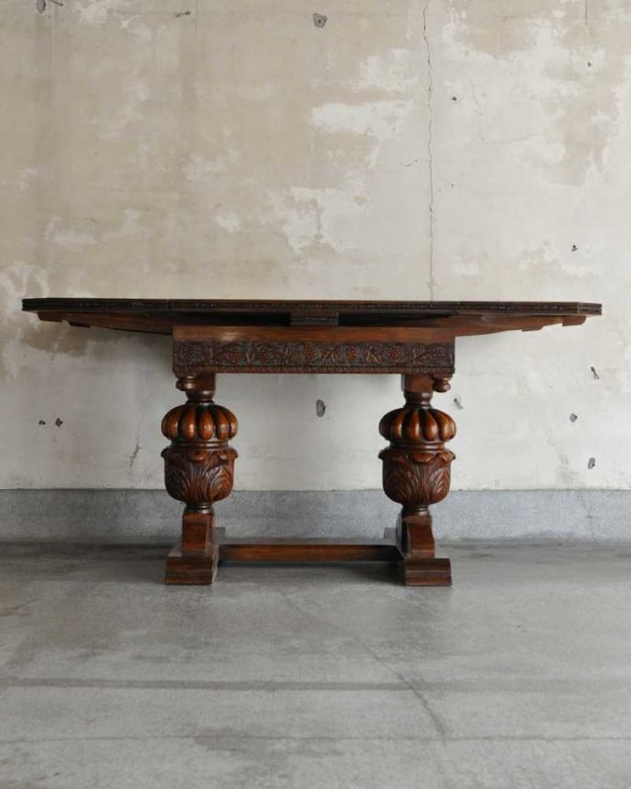 アンティークのテーブル アンティーク家具 驚くほど美しいバルボスレッグが美しい伸長式のアンティーク家具のドローリーフテーブル。両方開くと大きなサイズ!家族が増えた時やみんなが集まった時、両方のリーフを開けば大きなサイズに。(q-1966-f)