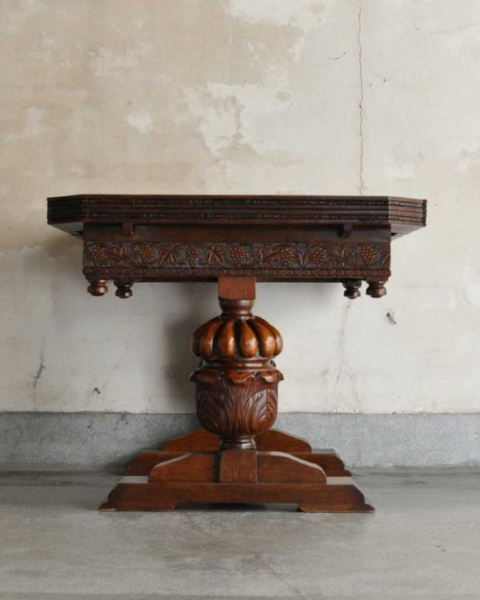 アンティークのテーブル アンティーク家具 驚くほど美しいバルボスレッグが美しい伸長式のアンティーク家具のドローリーフテーブル。こちら側から見てみると・・・アンティークは新品ではないので経年変化によるキズはありますが、専門の職人がしっかり修復しました。(q-1966-f)