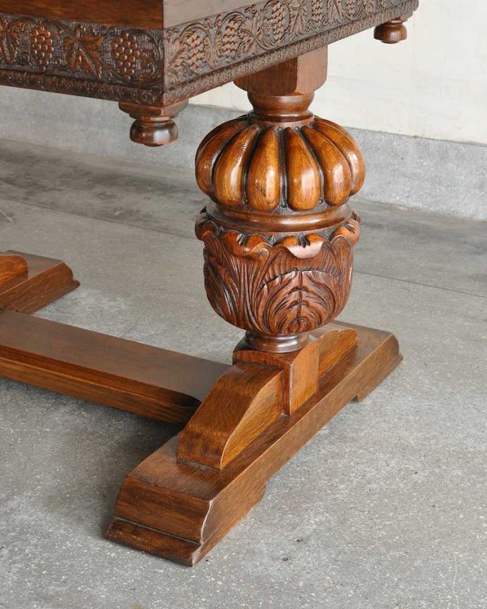 アンティークのテーブル アンティーク家具 驚くほど美しいバルボスレッグが美しい伸長式のアンティーク家具のドローリーフテーブル。持ち上げなくても移動できます!Handleのアンティークは、脚の裏にフェルトキーパーをお付けしていますので、持ち上げなくても床を滑らせて移動させることが出来ます。(q-1966-f)