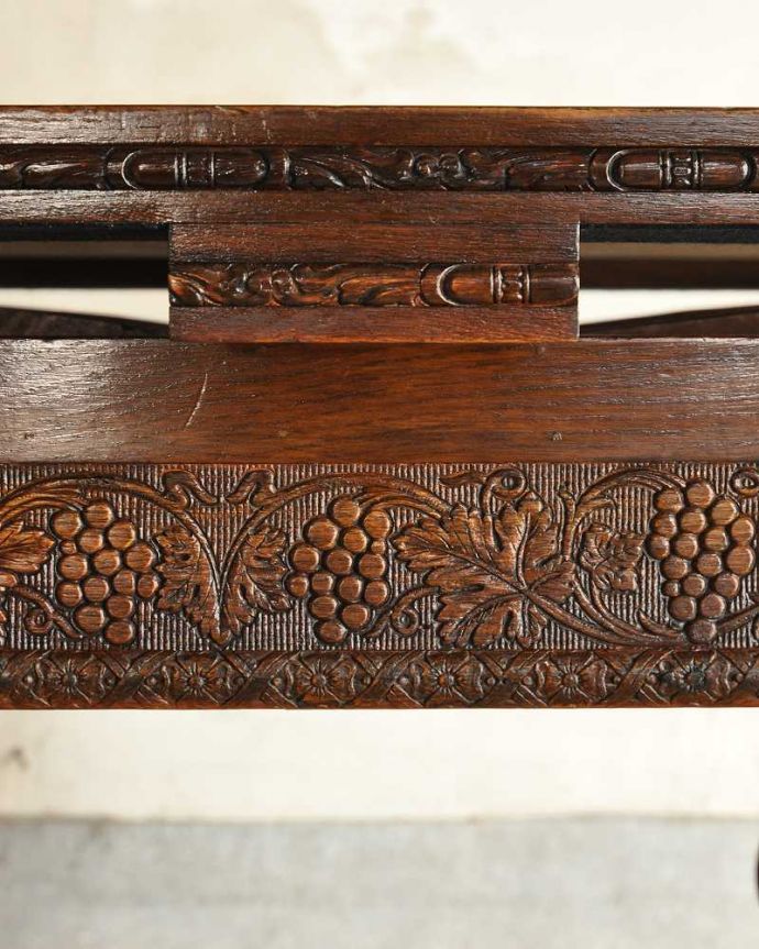 アンティークのテーブル アンティーク家具 驚くほど美しいバルボスレッグが美しい伸長式のアンティーク家具のドローリーフテーブル。惚れ惚れしちゃう美しさこんなに堅い無垢材に一体どうやって彫ったんだろう?と不思議になるくらい細かい彫にうっとりです。(q-1966-f)