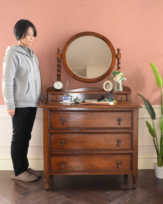アンティークのドレッサー　アンティーク家具　ツイストが美しいドレッサー、英国アンティーク家具、ドレッシングチェスト。鏡も収納も楽しめちゃう女性のための家具チェストの上にミラーが付いたドレッシングチェスト。(q-1967-f)