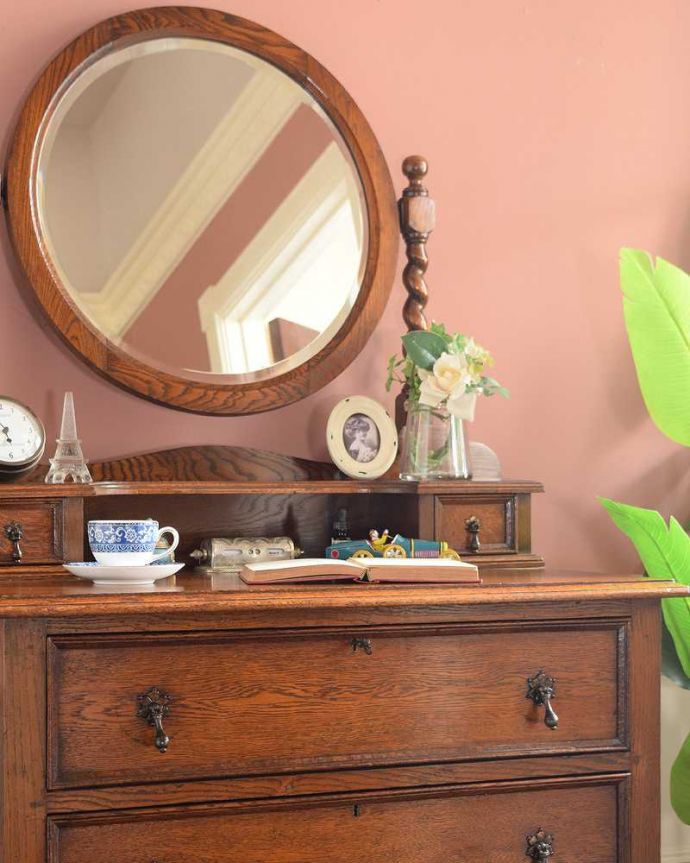 アンティークのドレッサー　アンティーク家具　ツイストが美しいドレッサー、英国アンティーク家具、ドレッシングチェスト。英国アンティークらしい凛とした雰囲気木目と彫の美しさが際立つ英国のアンティークらしいドレッシングチェスト。(q-1967-f)