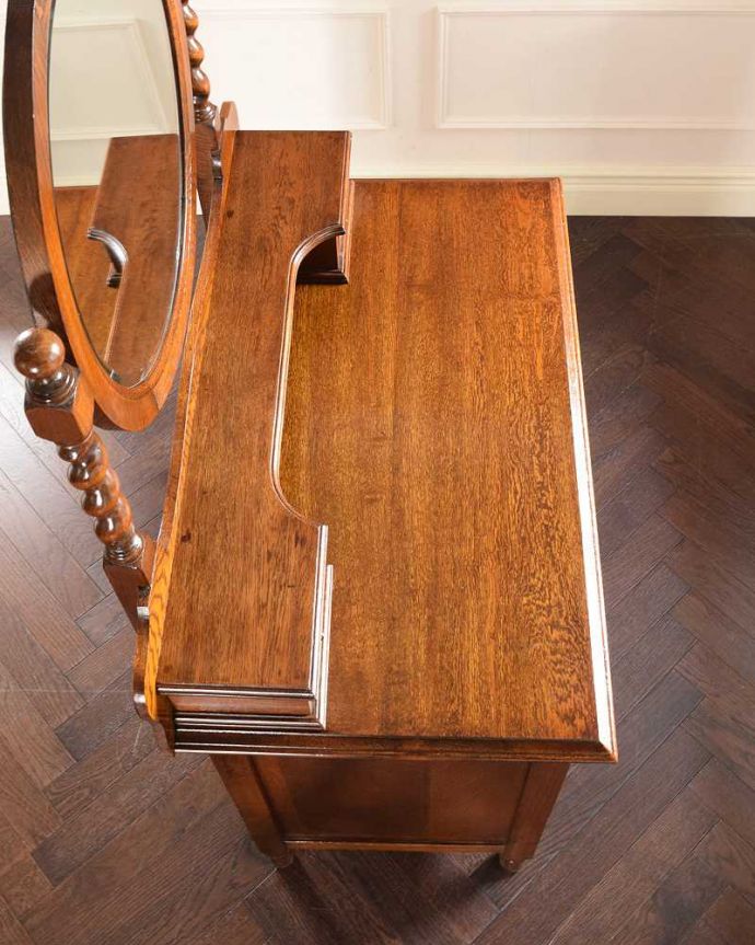 アンティークのドレッサー　アンティーク家具　ツイストが美しいドレッサー、英国アンティーク家具、ドレッシングチェスト。上から見るとこんな感じです。(q-1967-f)