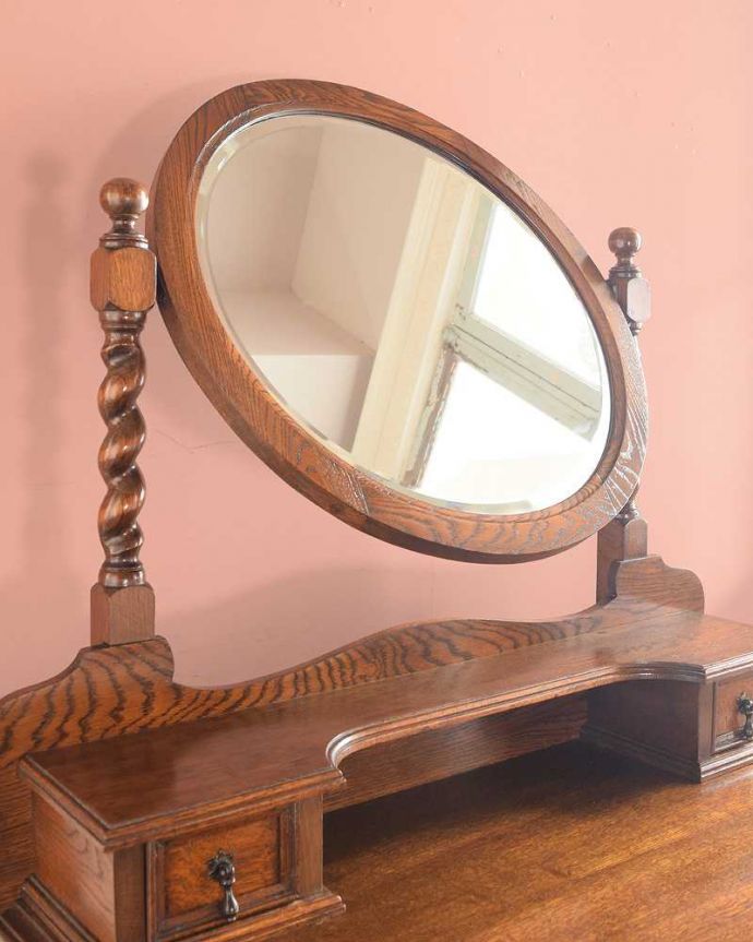 アンティークのドレッサー　アンティーク家具　ツイストが美しいドレッサー、英国アンティーク家具、ドレッシングチェスト。お部屋も広く見せてくれます身だしなみを整えるのはもちろん、大きな鏡はお部屋を広く見せる効果があります。(q-1967-f)