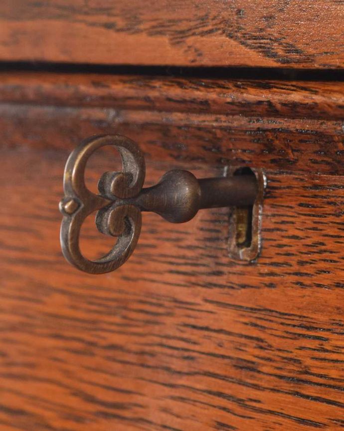 アンティークのドレッサー　アンティーク家具　ツイストが美しいドレッサー、英国アンティーク家具、ドレッシングチェスト。大切なものを収納できますおとぎ話に出てくるようなカギも使えるように修復しました。(q-1967-f)