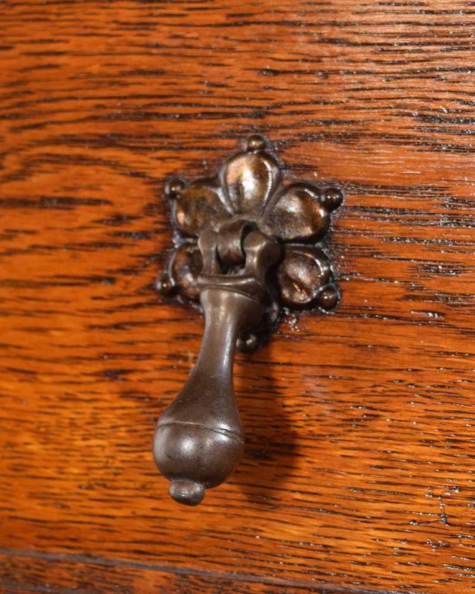 アンティークのドレッサー　アンティーク家具　ツイストが美しいドレッサー、英国アンティーク家具、ドレッシングチェスト。アクセサリーの様な取っ手。(q-1967-f)