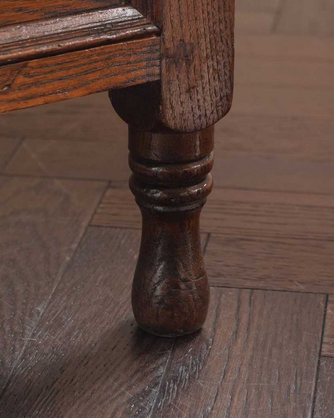 アンティークのドレッサー　アンティーク家具　ツイストが美しいドレッサー、英国アンティーク家具、ドレッシングチェスト。女性1人でラクラク運べちゃう仕掛けHandleのアンティークは、脚の裏にフェルトキーパーをお付けしています。(q-1967-f)