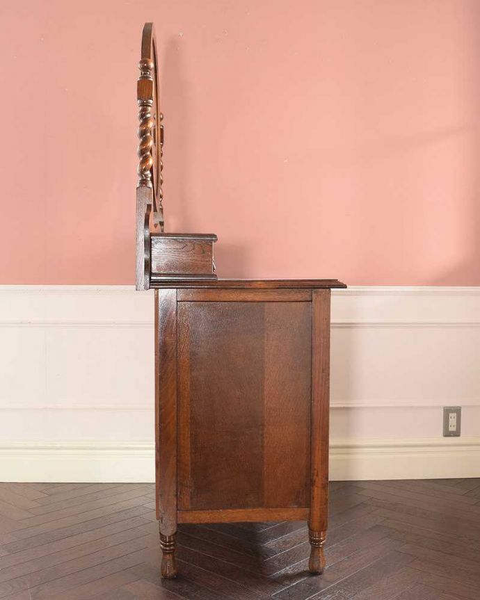 アンティークのドレッサー　アンティーク家具　ツイストが美しいドレッサー、英国アンティーク家具、ドレッシングチェスト。横から見てもステキ横から見るとこんな感じ。(q-1967-f)