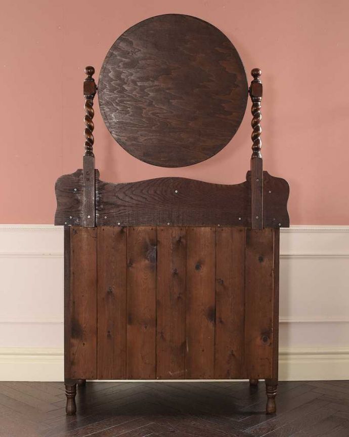 アンティークのドレッサー　アンティーク家具　ツイストが美しいドレッサー、英国アンティーク家具、ドレッシングチェスト。もちろん後ろ姿もキレイです。(q-1967-f)