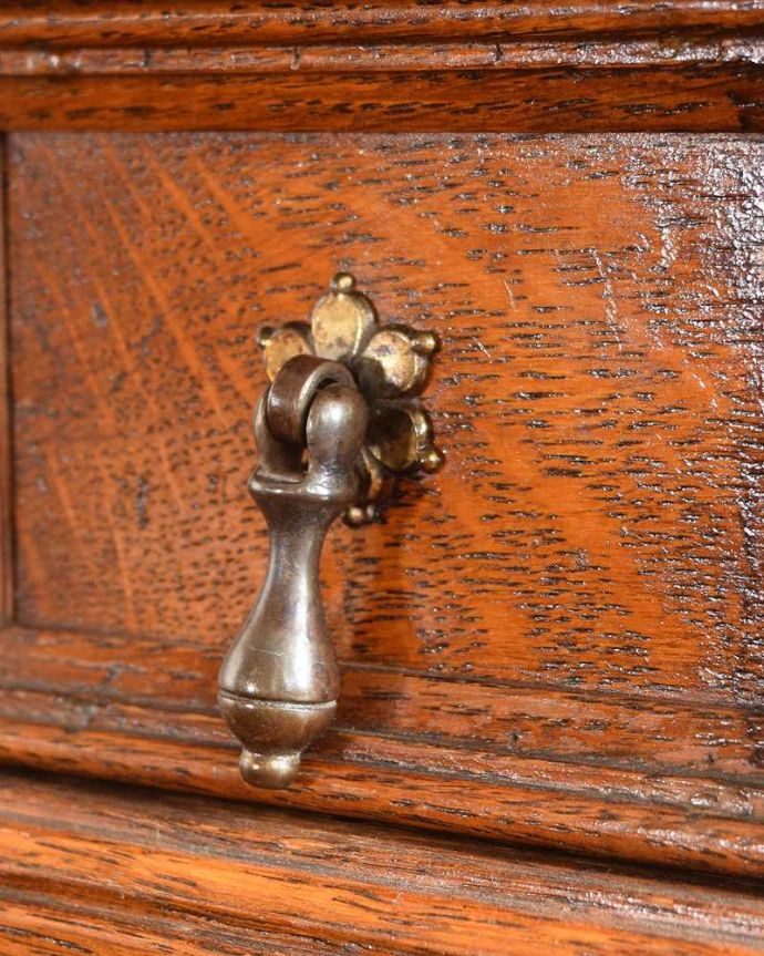 アンティークのドレッサー　アンティーク家具　ツイストが美しいドレッサー、英国アンティーク家具、ドレッシングチェスト。アンティークらしい素敵な取っ手味わい深いアンティークらしい取っ手のデザインからも時間の流れが感じられます。(q-1967-f)