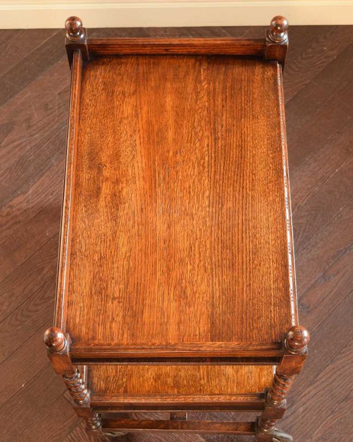 アンティークのワゴン・トローリー アンティーク家具 どこでも使えるアンティーク家具、英国らしいツイスト脚のワゴン(トロリー)。上から見るとこんな形です修復にもいろんな方法がありますが、Handleではこだわって仕上げています。(q-1968-f)