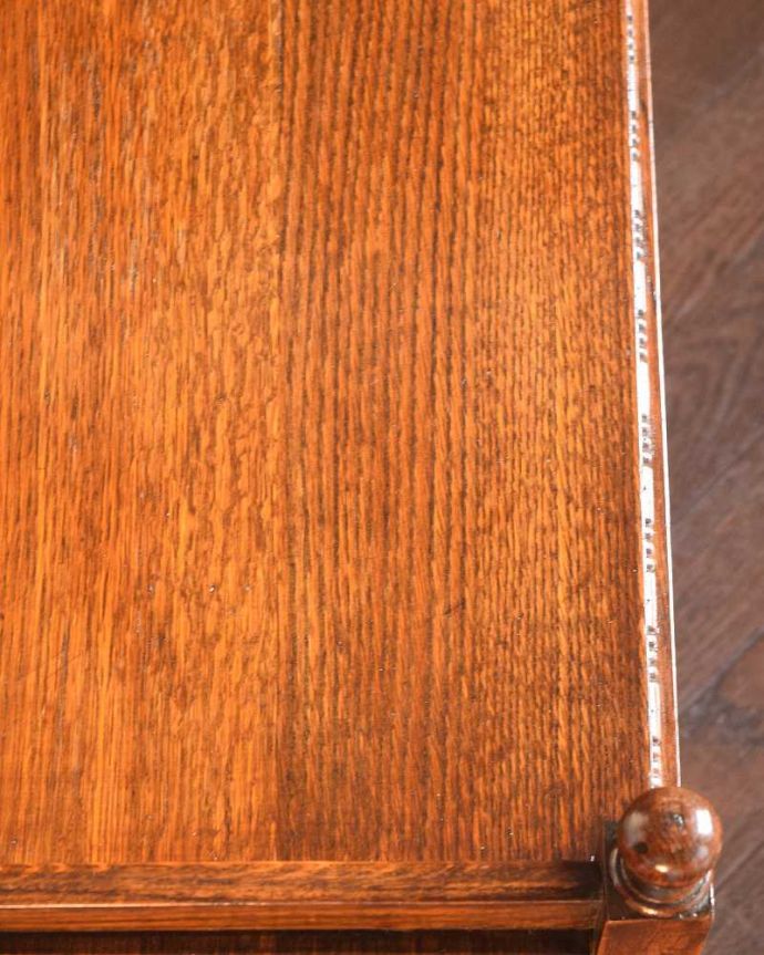 アンティークのワゴン・トローリー アンティーク家具 どこでも使えるアンティーク家具、英国らしいツイスト脚のワゴン(トロリー)。近づいてみると・・・修復にもいろんな方法がありますが、Handleでは塗装にこだわって古い塗装を剥離して再塗装していますのでピカピカです。(q-1968-f)