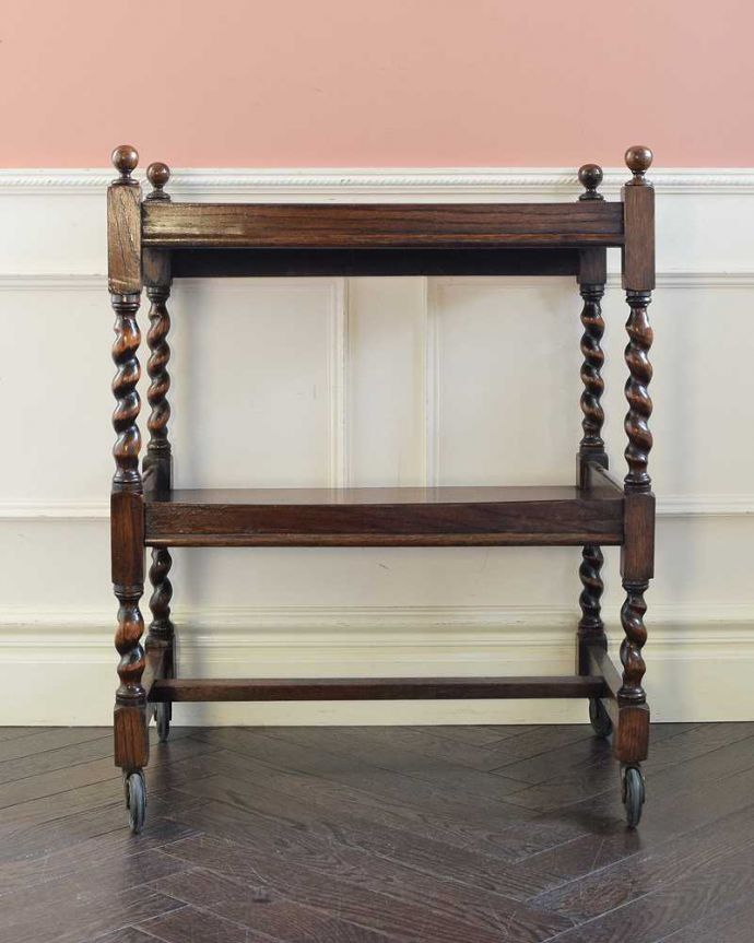 アンティークのワゴン・トローリー アンティーク家具 どこでも使えるアンティーク家具、英国らしいツイスト脚のワゴン(トロリー)。360度、どこから見てもキレイアンティークは新品ではないので、もちろん経年変化によるキズはありますが、専門の職人がキレイにお直しをしているので、どの角度から見てもキレイです。(q-1968-f)