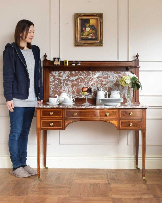 サイドボード　アンティーク家具　英国の素敵なアンティーク家具、デスクにもなる大理石天板のウォッシュスタンド 。アンティークでしか手に入らない家具まだ水道の発達していない時代に洗面所として必ず使われていたウォッシュスタンド。(q-1970-f)