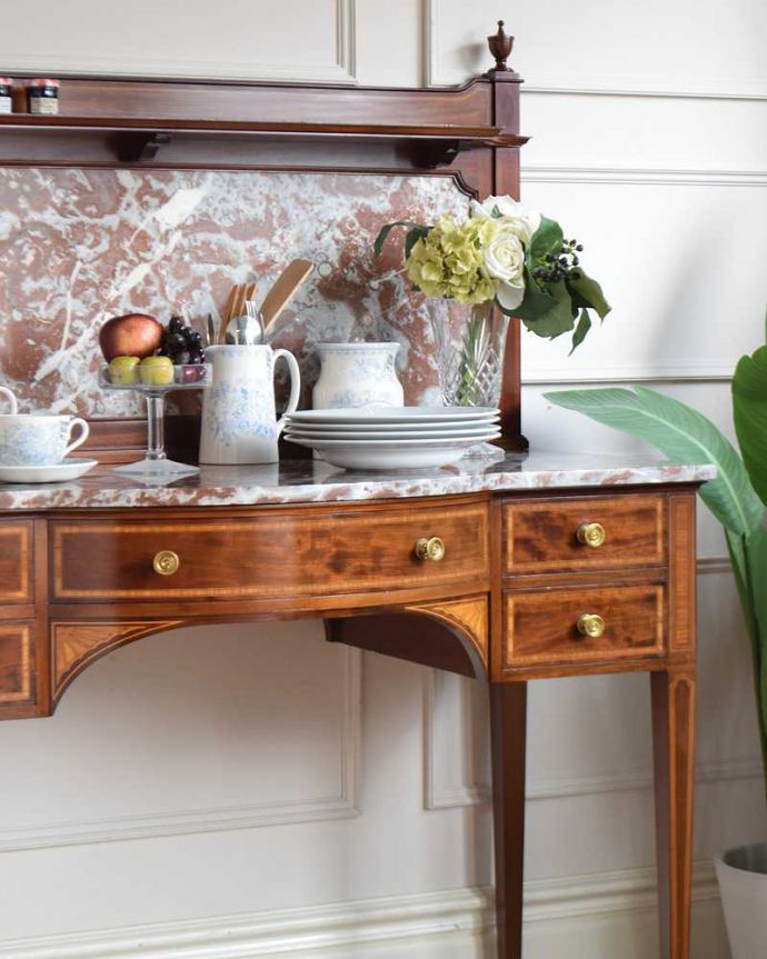 サイドボード　アンティーク家具　英国の素敵なアンティーク家具、デスクにもなる大理石天板のウォッシュスタンド 。アンティークだから手に入れることが出来る素材感今の時代、なかなか手に入れることが出来ない木目の美しさにうっとり。(q-1970-f)