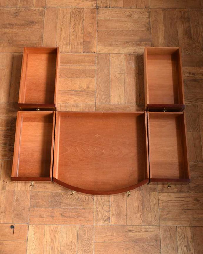 サイドボード　アンティーク家具　英国の素敵なアンティーク家具、デスクにもなる大理石天板のウォッシュスタンド 。引き出しの中もキレイに修復しました！タオルやリネンなどを入れて使っていた引き出しも、もちろん職人がキレイにお直しました。(q-1970-f)