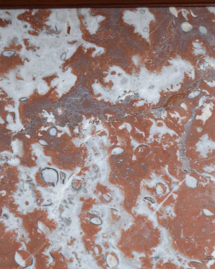 サイドボード　アンティーク家具　英国の素敵なアンティーク家具、デスクにもなる大理石天板のウォッシュスタンド 。ここにも大理石水が飛び散らないように作られた立ち上がりも大理石です。(q-1970-f)