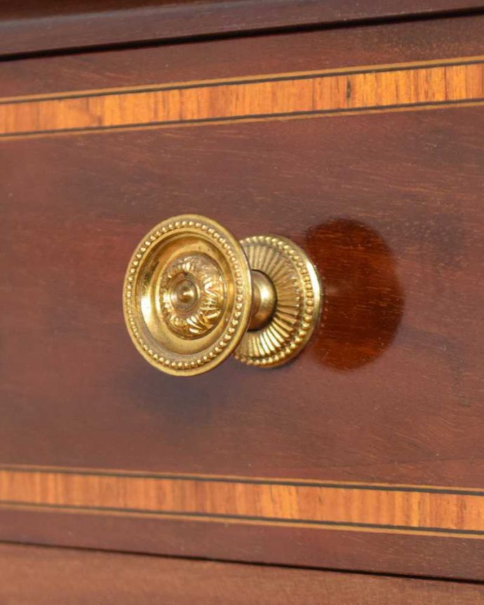 サイドボード　アンティーク家具　英国の素敵なアンティーク家具、デスクにもなる大理石天板のウォッシュスタンド 。開ける度になんだかワクワク引き出しの取っ手も可愛いデザイン。(q-1970-f)