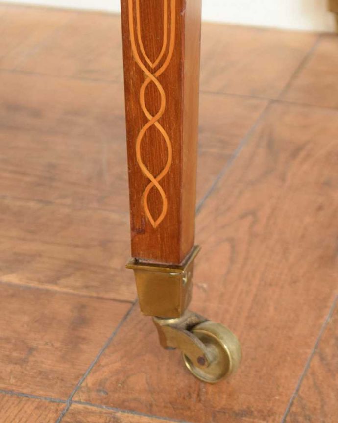 サイドボード　アンティーク家具　英国の素敵なアンティーク家具、デスクにもなる大理石天板のウォッシュスタンド 。女性1人でラクラク運べちゃうんです足先にはキャスターも付いています。(q-1970-f)