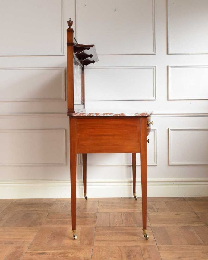 サイドボード　アンティーク家具　英国の素敵なアンティーク家具、デスクにもなる大理石天板のウォッシュスタンド 。横から見てもステキもちろん、横から見てもキレイに仕上がっています。(q-1970-f)