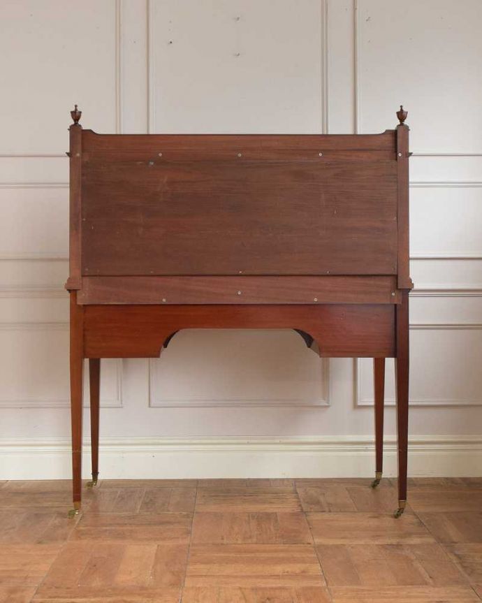 サイドボード　アンティーク家具　英国の素敵なアンティーク家具、デスクにもなる大理石天板のウォッシュスタンド 。キレイに修復しました！アンティークは新品ではないので、経年変化によるキズはありますが、専門の職人がキレイにお直しをしているので、後姿もキレイです。(q-1970-f)