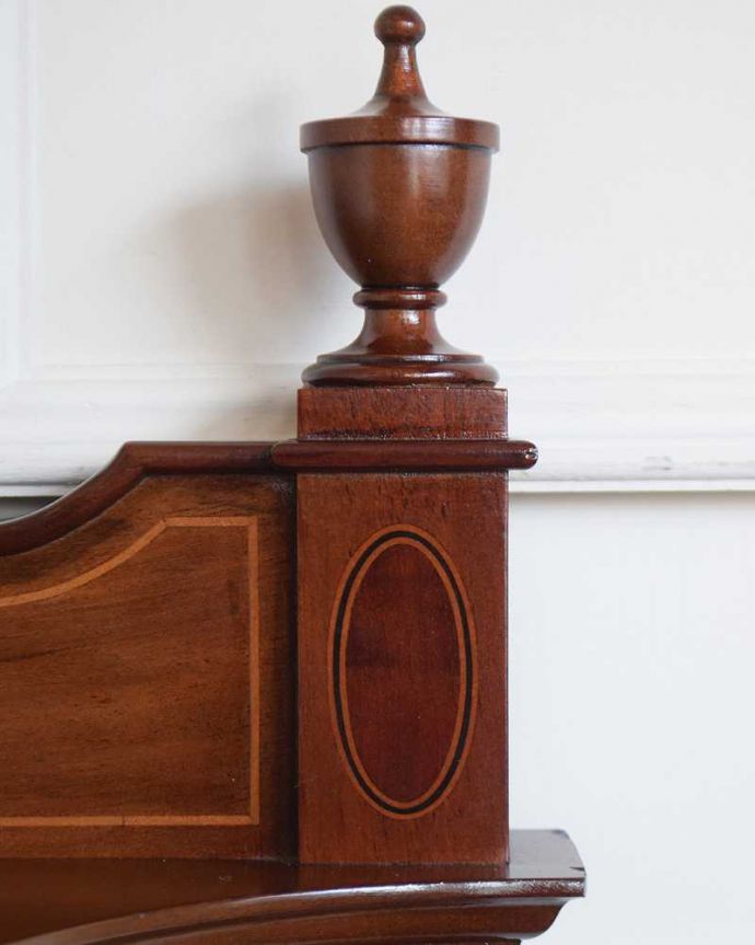 サイドボード　アンティーク家具　英国の素敵なアンティーク家具、デスクにもなる大理石天板のウォッシュスタンド 。惚れ惚れするような美しさとっても堅い無垢材に一体どうやって彫っていったんでしょう？アンティークらしく細かい彫りを眺めているだけでうっとりしてしまいます。(q-1970-f)