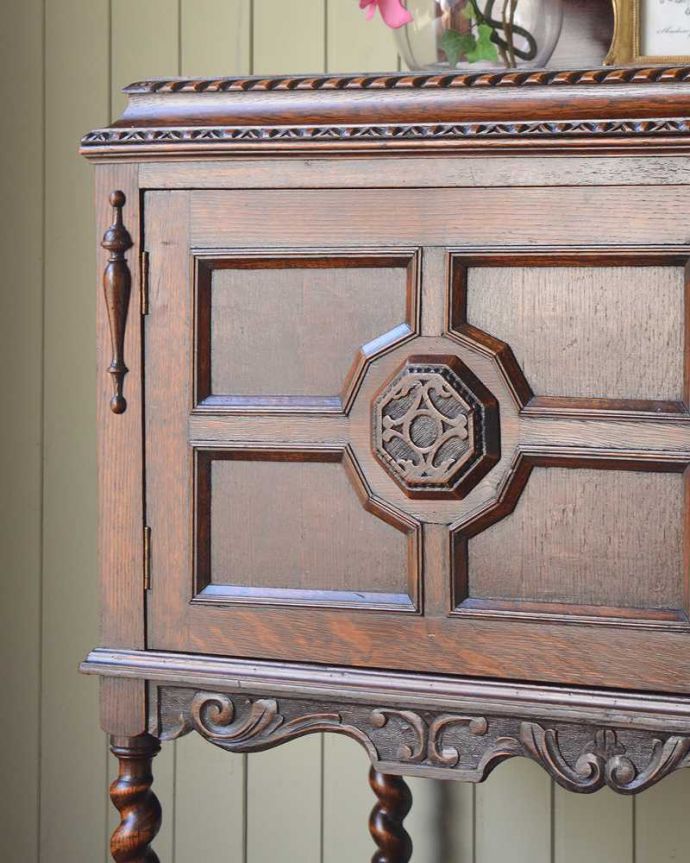 アンティークのキャビネット アンティーク家具 英国のアンティーク家具、オーク材の美しい木製サイドボード。やっぱり魅力は英国らしい彫まだ機械が発達していない時代に、こんなに堅い木材をどうやって加工したんだろう?って不思議になるくらい細かい彫。(q-1972-f)