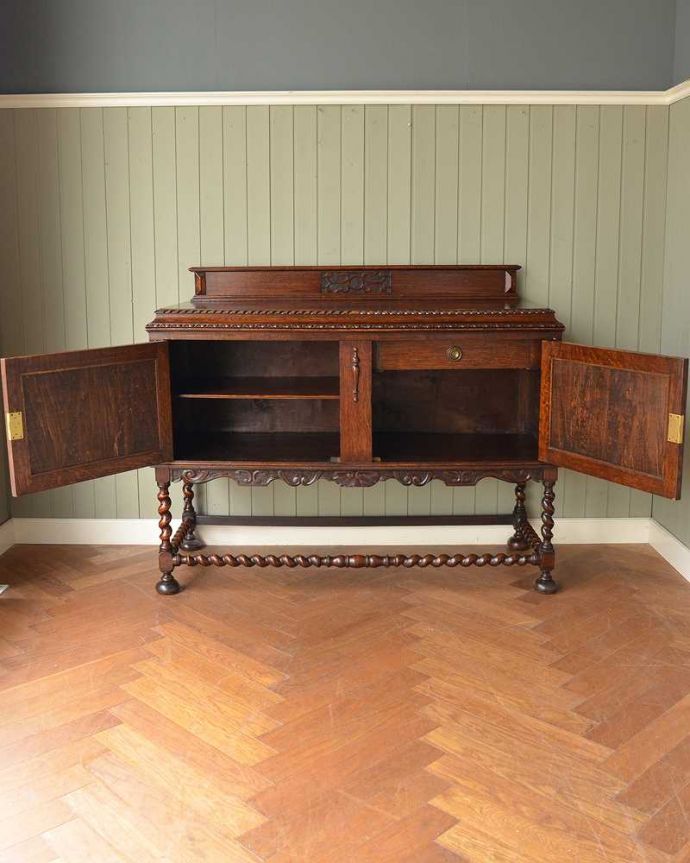 アンティークのキャビネット アンティーク家具 英国のアンティーク家具、オーク材の美しい木製サイドボード。扉の奥にはたっぷりの収納。(q-1972-f)