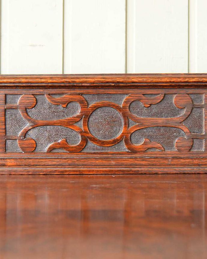 アンティークのキャビネット アンティーク家具 英国のアンティーク家具、オーク材の美しい木製サイドボード。至る所に繊細な彫いろんな彫のデザインがありますが、個人的に美しいと思える女性らしく優雅なデザインを選んできました。(q-1972-f)