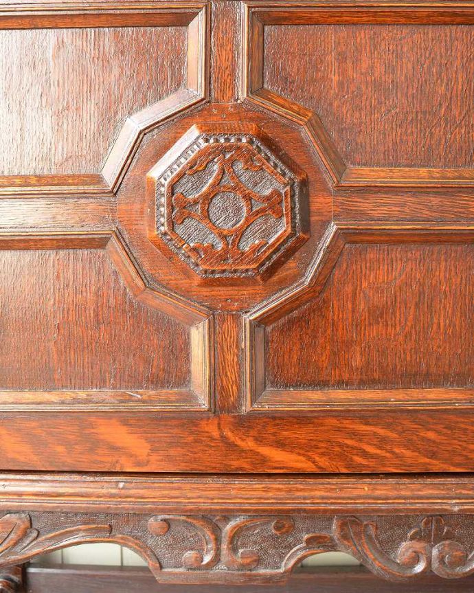 アンティークのキャビネット アンティーク家具 英国のアンティーク家具、オーク材の美しい木製サイドボード。惚れ惚れするような美しさとっても堅い無垢材に一体どうやって彫っていったんでしょう?アンティークらしく細かい彫りを眺めているだけでうっとりしてしまいます。(q-1972-f)