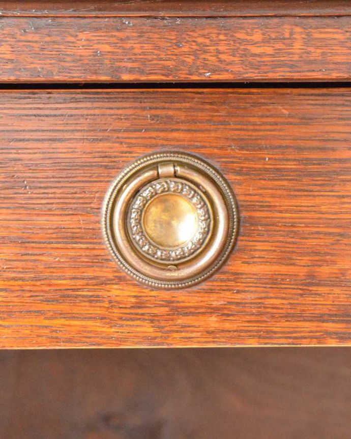 アンティークのキャビネット アンティーク家具 英国のアンティーク家具、オーク材の美しい木製サイドボード。取っ手にまでアンティークらしさ時間の流れが感じられる凝ったデザインの味わい深い取っ手。(q-1972-f)